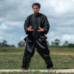 Exercice de Qi Gong en extérieur favorisant détente et énergie vitale