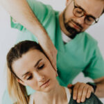 Qu’est-ce que la kinésithérapie : exemple de mouvement réalisé par un kiné