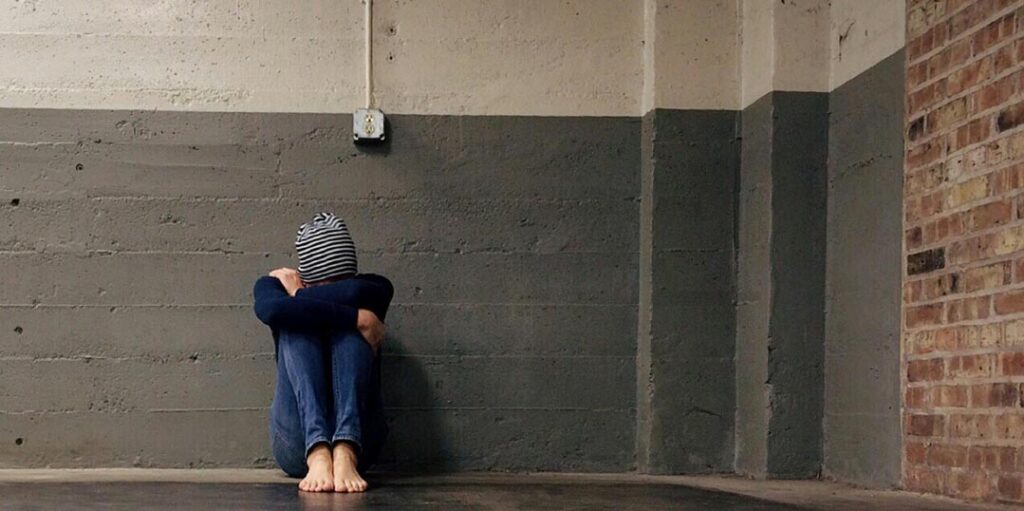 Le stress minoritaire peut conduire à des formes de retrait et d’épuisement psychique liés à l’exposition répétée à des expériences de stigmatisation.