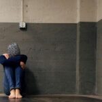 Le stress minoritaire peut conduire à des formes de retrait et d’épuisement psychique liés à l’exposition répétée à des expériences de stigmatisation.