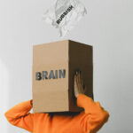 La surcharge cognitive donne l’impression d’un esprit saturé, incapable de trier et de hiérarchiser les informations.